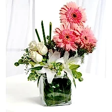 Zarafetin Büyüsü Güller ve Lilyumlar